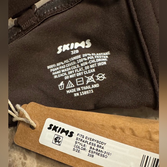 SKIMS FITS EVERYBODY STRAPLESS BRA ESPRESSO - Picture 7 of 7
